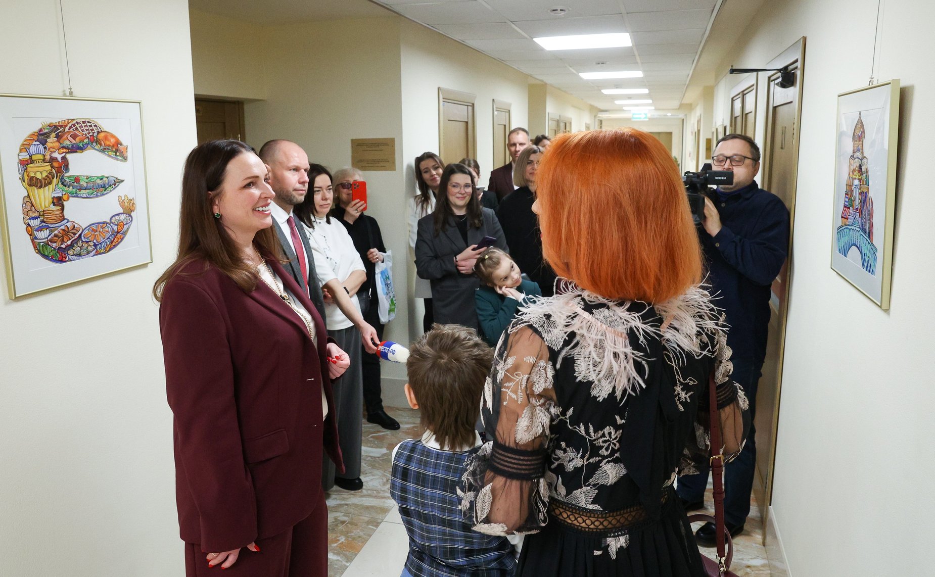 Церемония открытия выставки работ художника из Нижнего Новгорода А. Клейнер, наставника победителя Всероссийского конкурса детского рисунка «Жизнь, деленная на граммы»