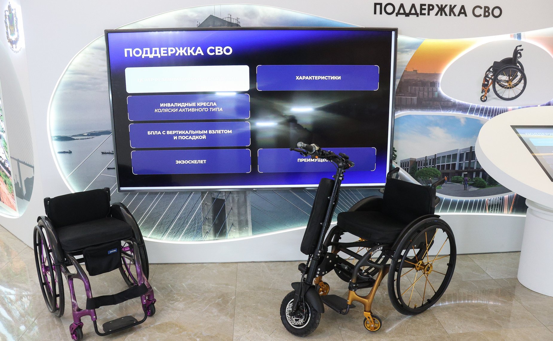 Валентина Матвиенко и Олег Кожемяко осмотрели выставку, посвященную истории и перспективам развития Приморского края