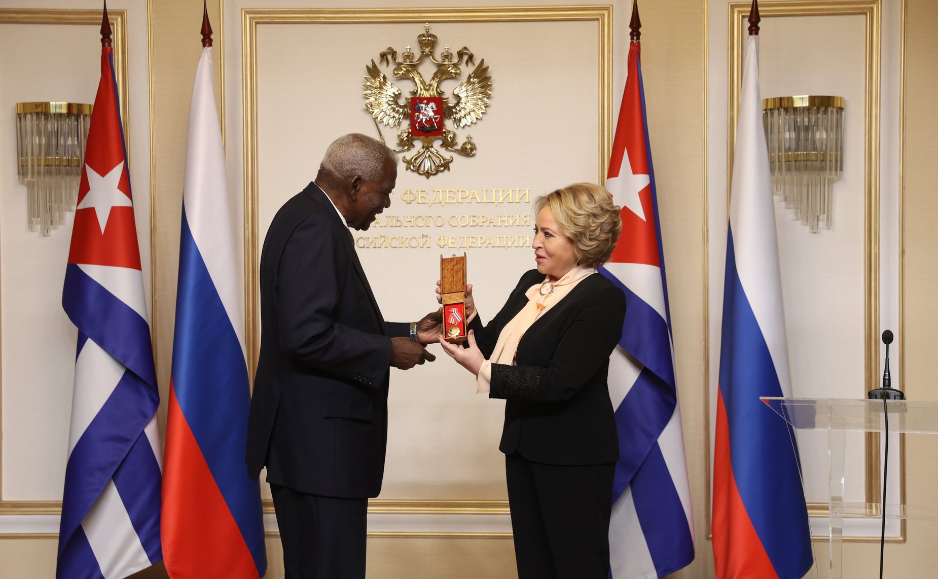 Эстебан Ласо Эрнандес вручил Валентине Матвиенко государственную награду Республики Куба орден «Солидарность»