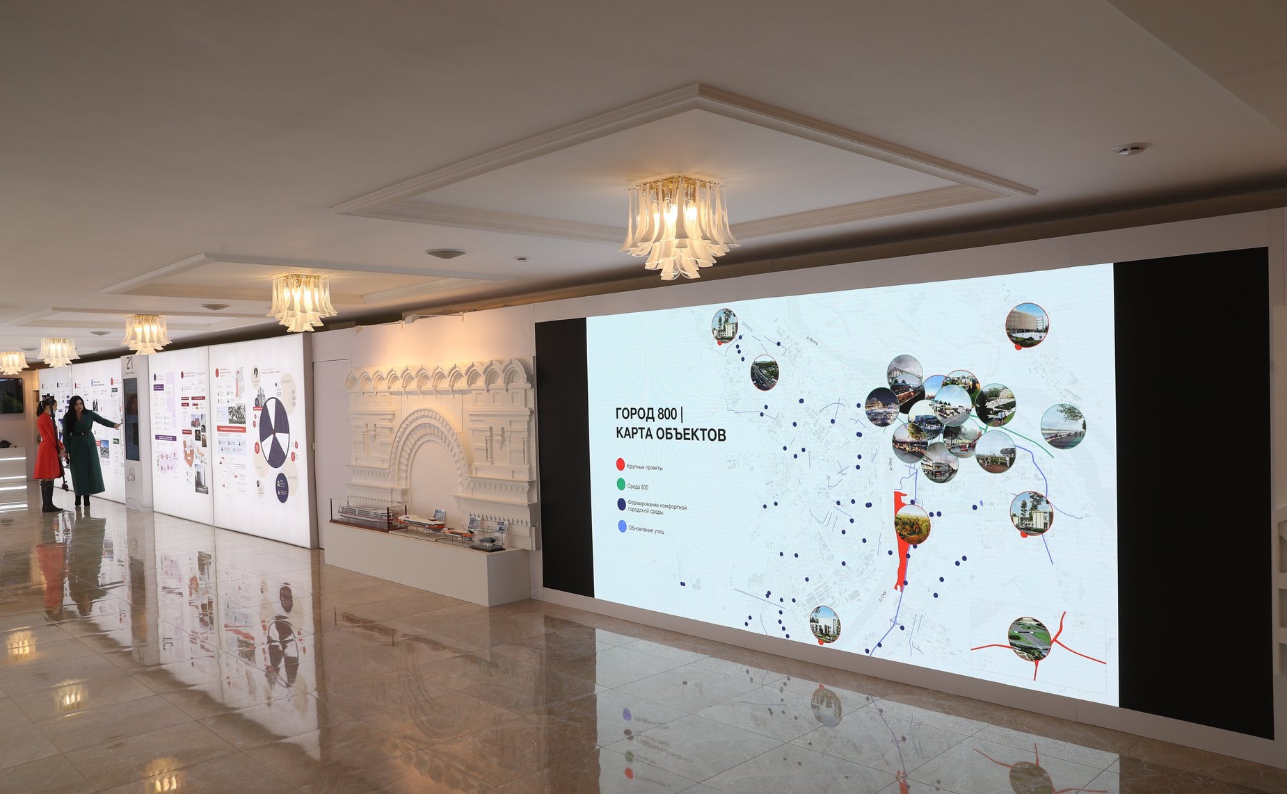 Председатель Совета Федерации Валентина Матвиенко и губернатор Нижегородской области Глеб Никитин осмотрели выставку, на которой представлены инновационные проекты и перспективы развития региона