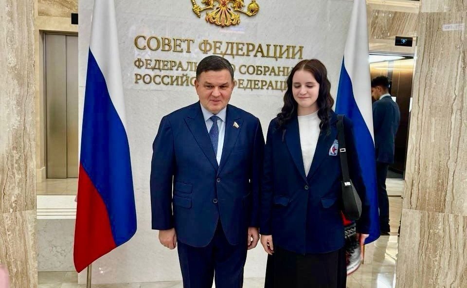 Сергей Перминов организовал в преддверии Дня защиты детей проведение экскурсии в палату регионов для группы социально поддерживаемых юных земляков