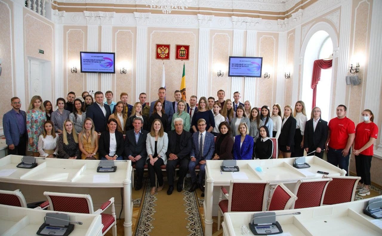 Юлия Лазуткина приняла участие в IX заседании Молодежного парламента при Законодательном Собрании региона