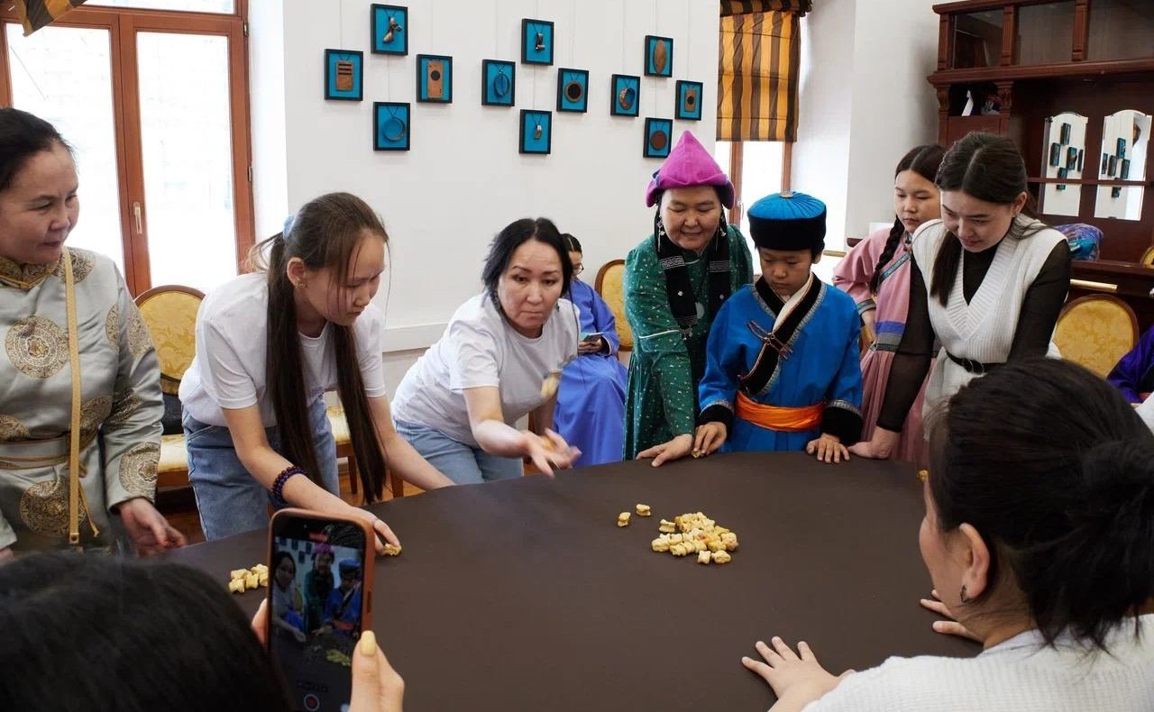 Баир Жамсуев принял участие в первом турнире Героя России Балдана Цыдыпова по бурятской народной игре «Шагай наадан», посвященный Году семьи в России