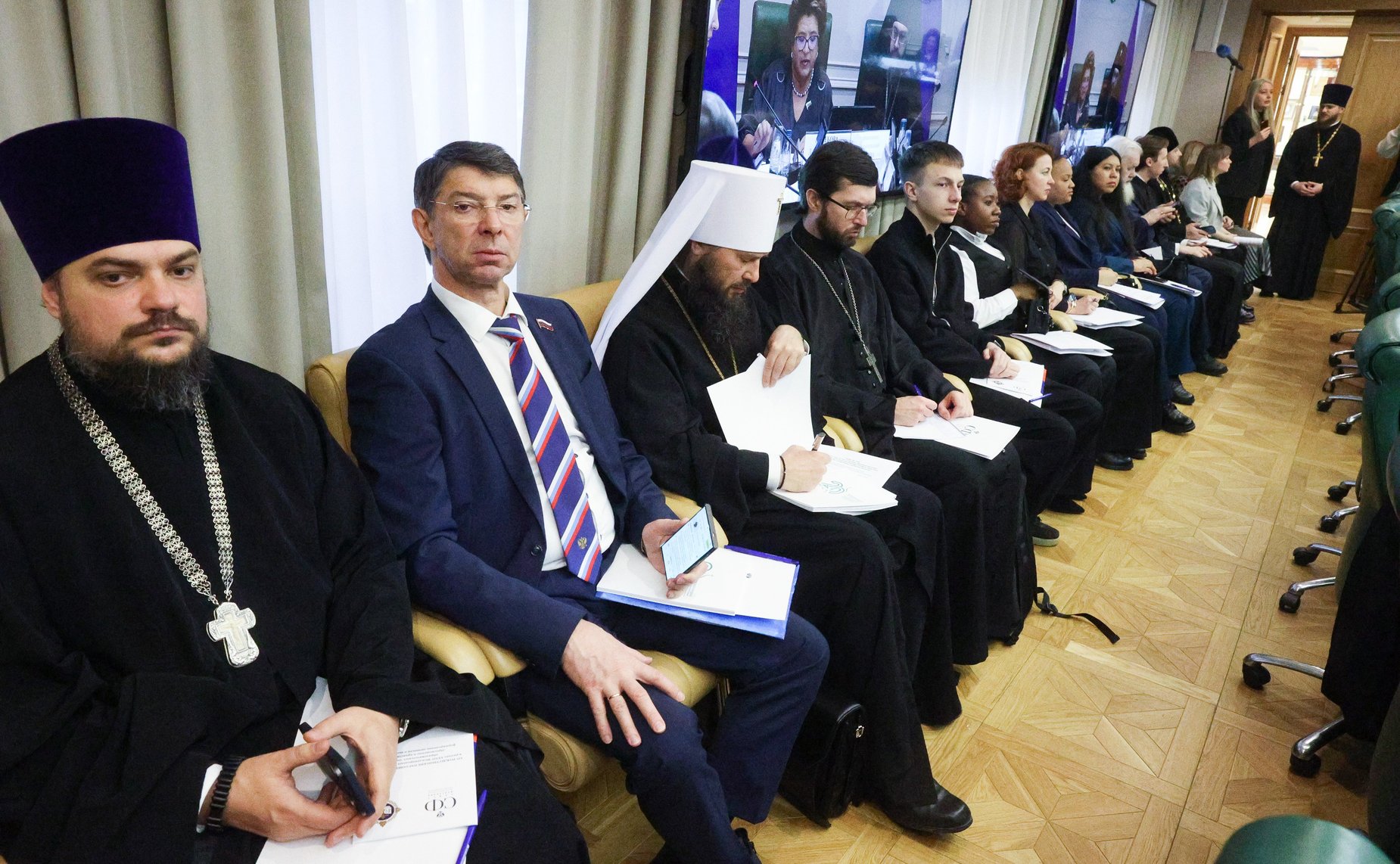 Круглый стол «Становление современной общественно-государственной модели воспитания гражданина и патриота (анализ опыта взаимодействия государственных и религиозных институтов)» (в рамках XIV Рождественских парламентских встреч)