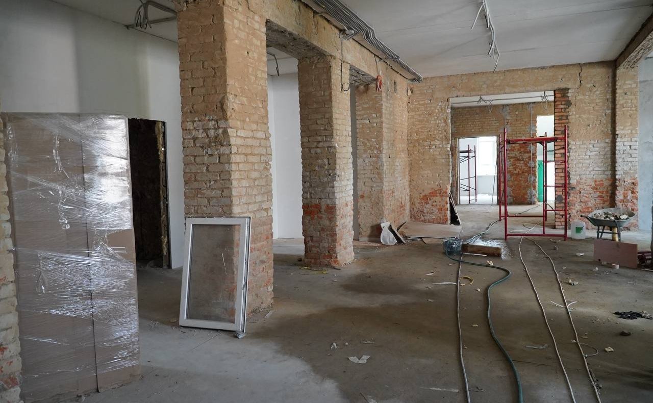 Александр Савин в рамках поездки в регион посетил город Сухиничи. Сенатор осмотрел ход капитального ремонта в Середейской школе и детском саду №162