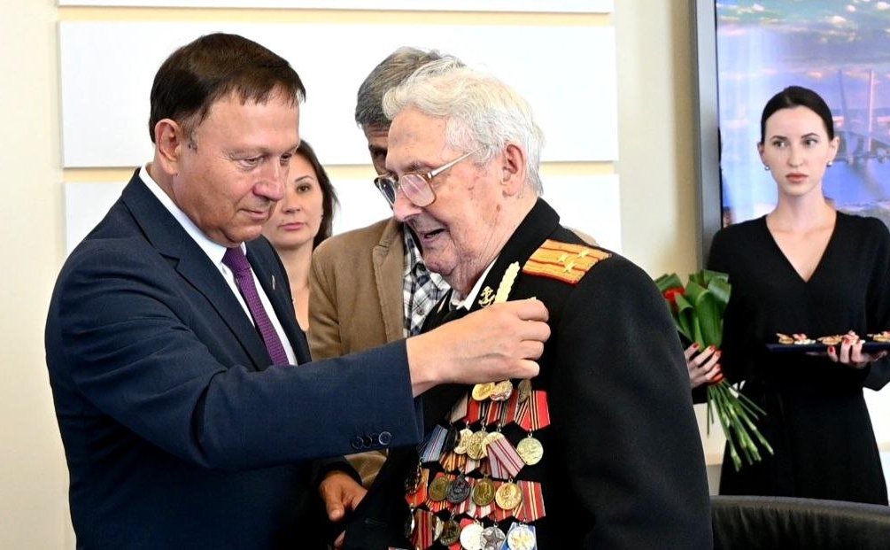 Александр Ролик совместно с главой Владивостока Константином Шестаковым провел встречу с проживающими в столице Приморья ветеранами — участниками боев с милитаристской Японией в августе-сентябре 1945 года