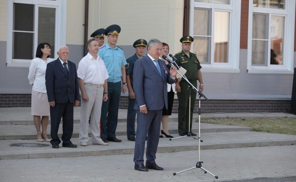 Заместитель Председателя Совета Федерации РФ, Герой России Юрий Воробьев вручил аттестаты кадетам и поздравил с окончанием обучения в образовательном центре-кадетской школе «Корабелы Прионежья»