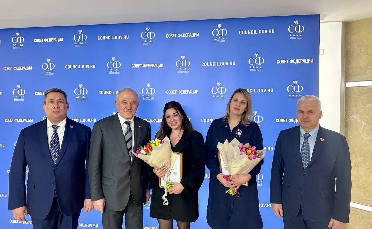 Владимир Булавин, Владимир Полетаев вручили благодарственные письма женщинам-волонтерам, оказывающим поддержку участникам специальной военной операции и их семьям