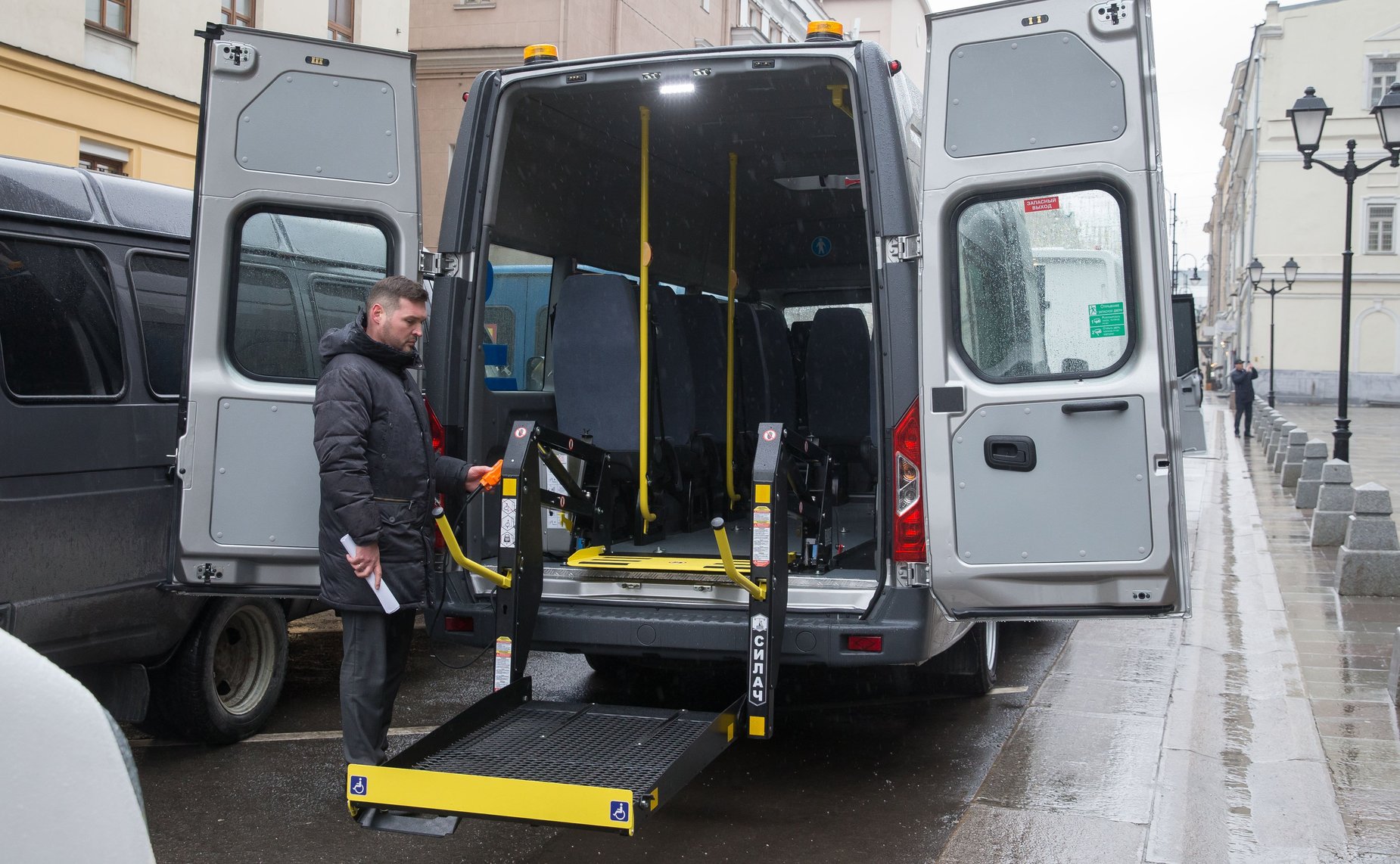 Презентация мобильных медицинских и торгово-бытовых комплексов для использования в сельской местности