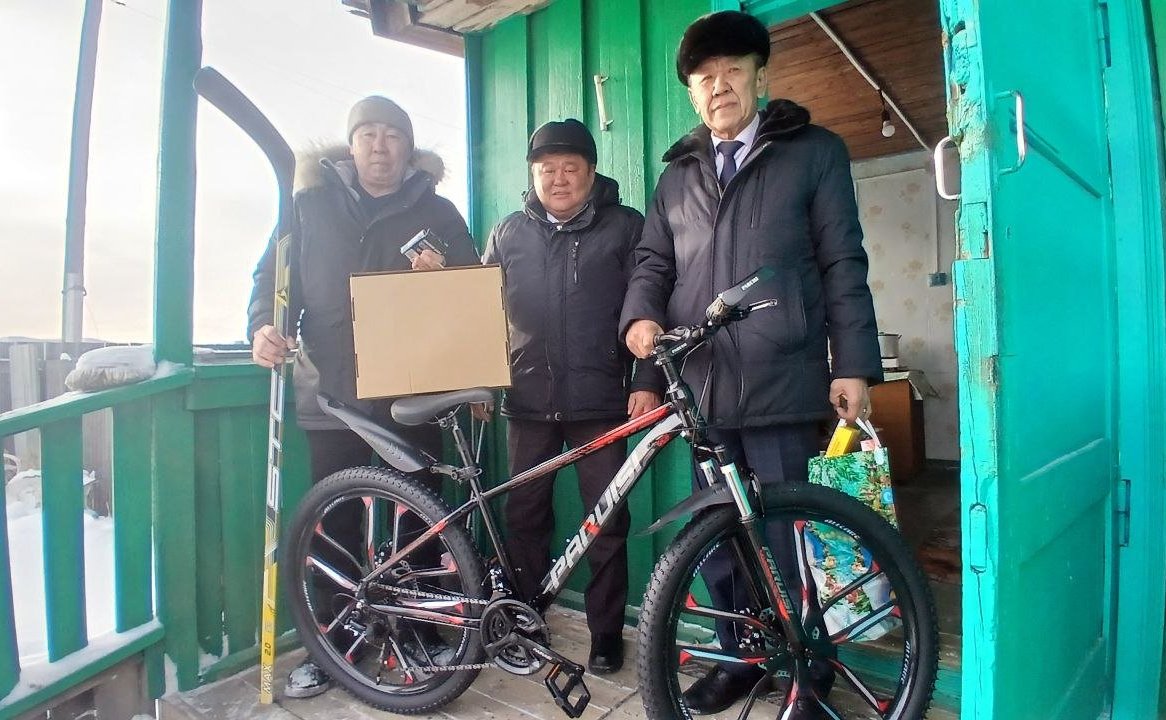 Баир Жамсуев исполнил желание Вероники Былковой из села Нижний Цасучей Ононского округа и юного жителя села Дульдурга, Артема Сорокина