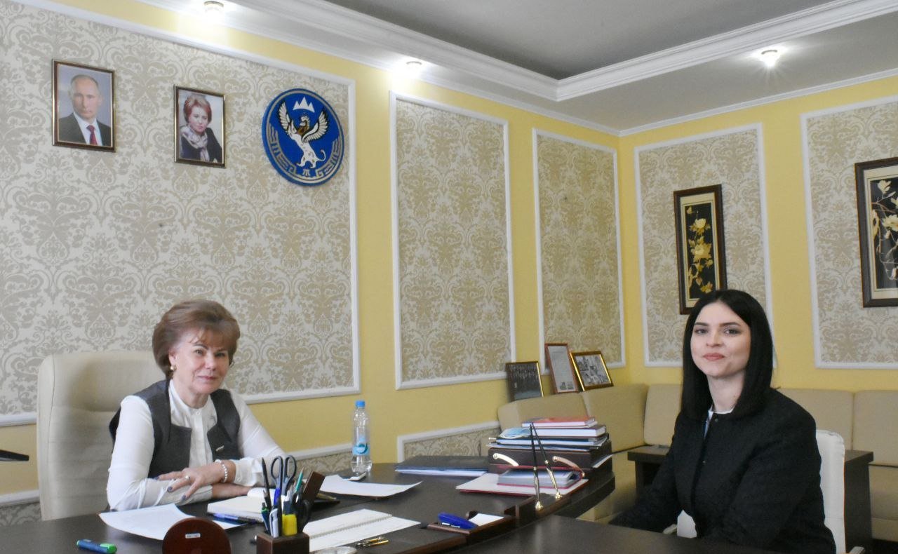 Татьяна Гигель в ходе рабочей поездки в регион поздравила тележурналистку ГТРК «Горный Алтай» Наталью Стрелецкую с достойной победой в конкурсе на лучшее освещение парламентской деятельности в российских СМИ