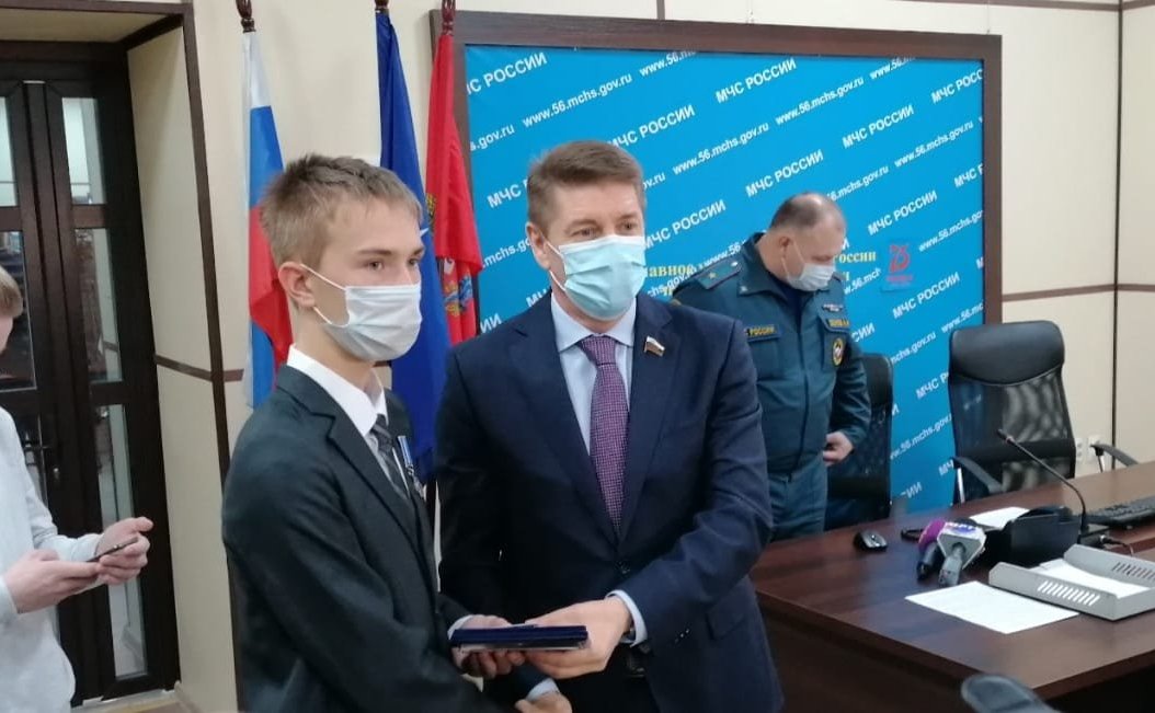 Андрей Шевченко вручил оренбургскому школьнику памятную медаль Совета Федерации «За проявленное мужество»