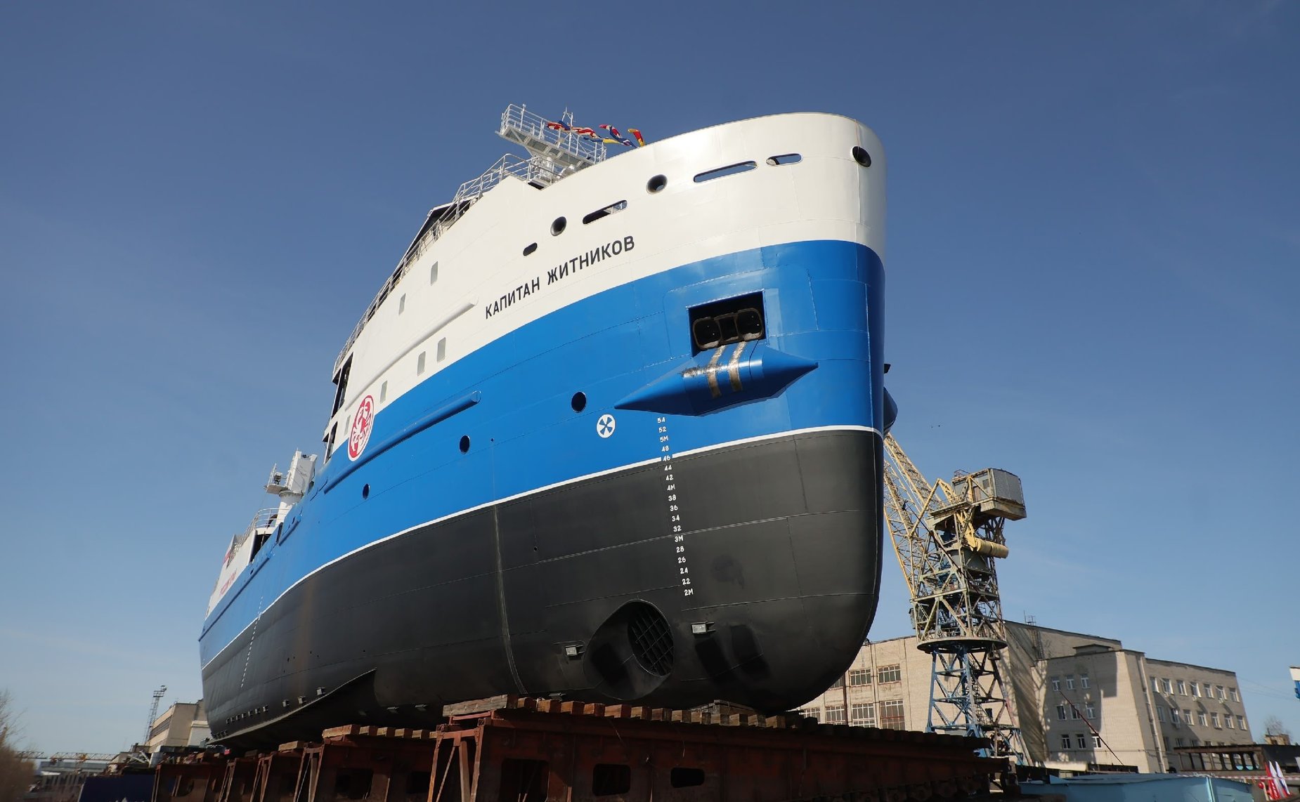 Елена Дягилева приняла участие в церемонии спуска на воду нового краболова