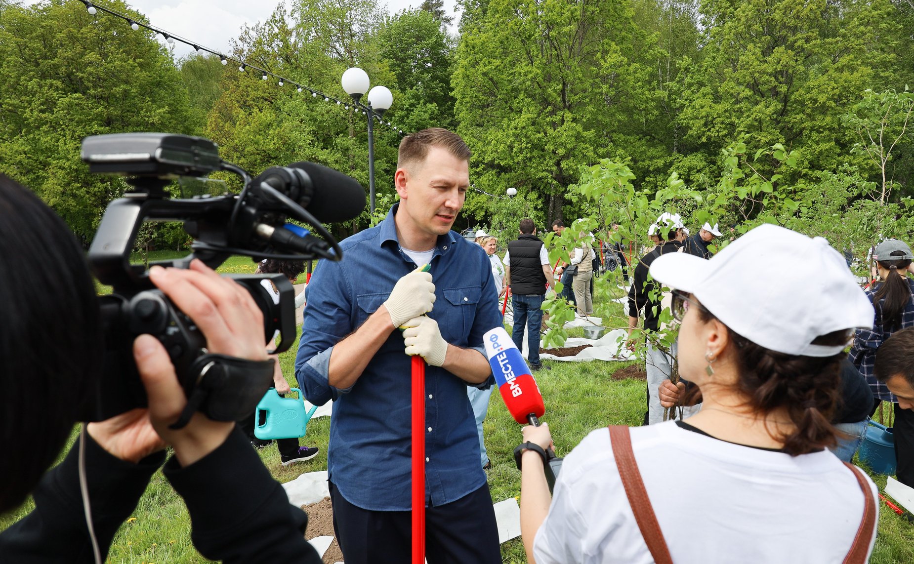 В Год защитника Отечества и 80-летия Победы в Великой Отечественной войне 1941–1945 годов сенаторы РФ и сотрудники Аппарата СФ провели акцию «Сад Памяти» — высадили 250 кустов сирени в музее-заповеднике «Горки Ленинские»