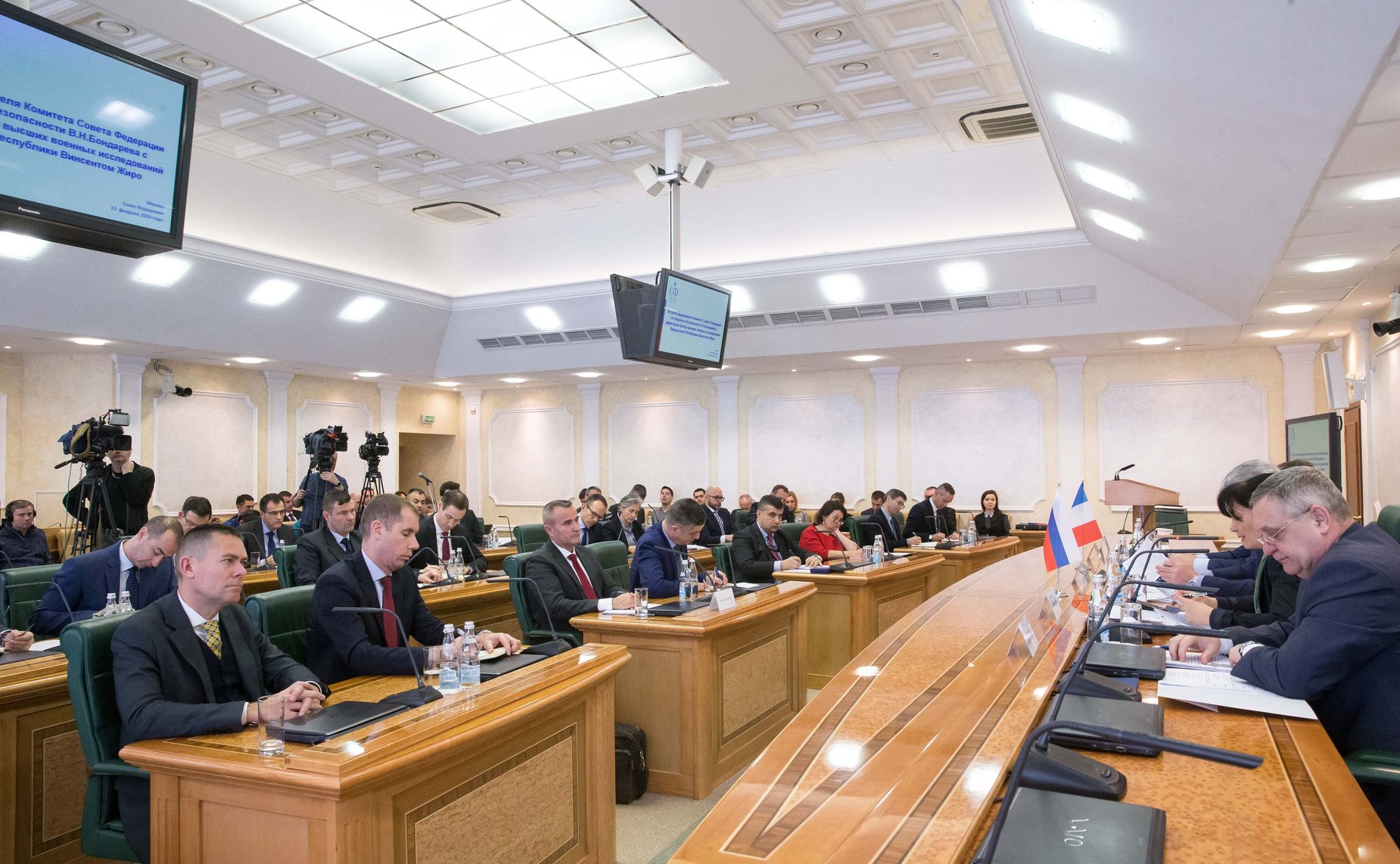 Встреча В. Бондарева с директором Центра высших военных исследований Французской Республики Винсентом Жиро