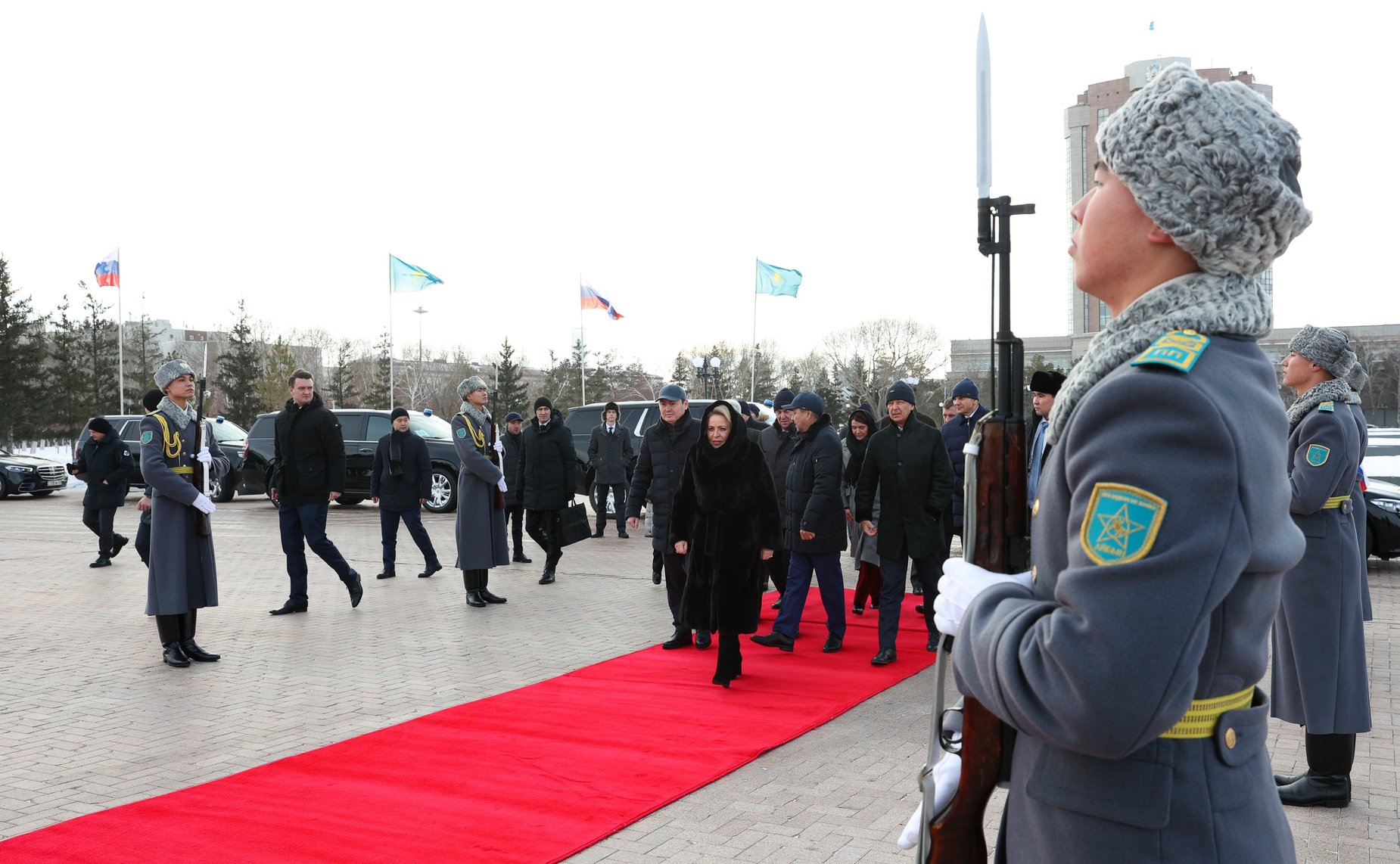 Церемония возложения венка к Монументу защитникам Отечества. Официальный визит делегации Совета Федерации во главе с Председателем СФ Валентиной Матвиенко в Республику Казахстан