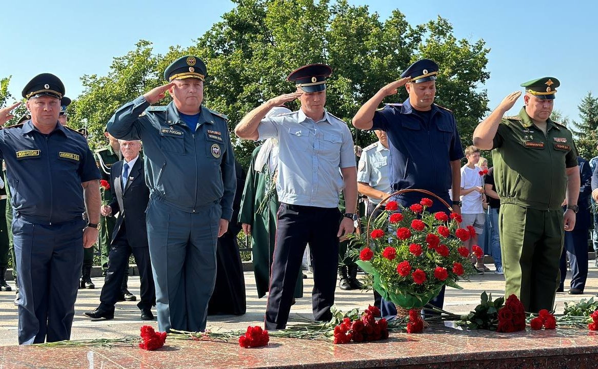 Айрат Гибатдинов принял участие в возложении цветов в память о героизме и смелости советских солдат