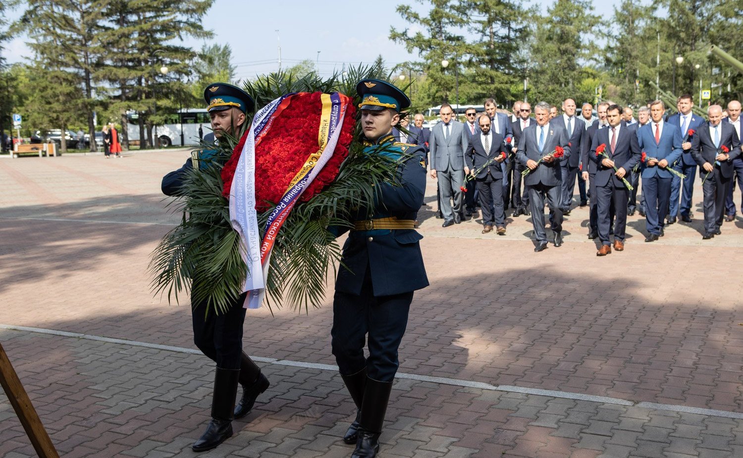 Члены парламентских делегаций России и Армении приняли участие в церемонии возложения цветов к Вечному огню на мемориале Победы