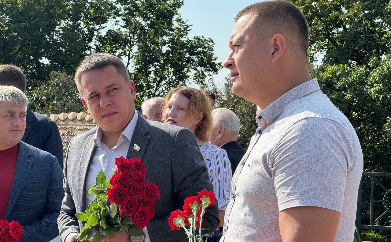 Айрат Гибатдинов принял участие в возложении цветов в память о героизме и смелости советских солдат