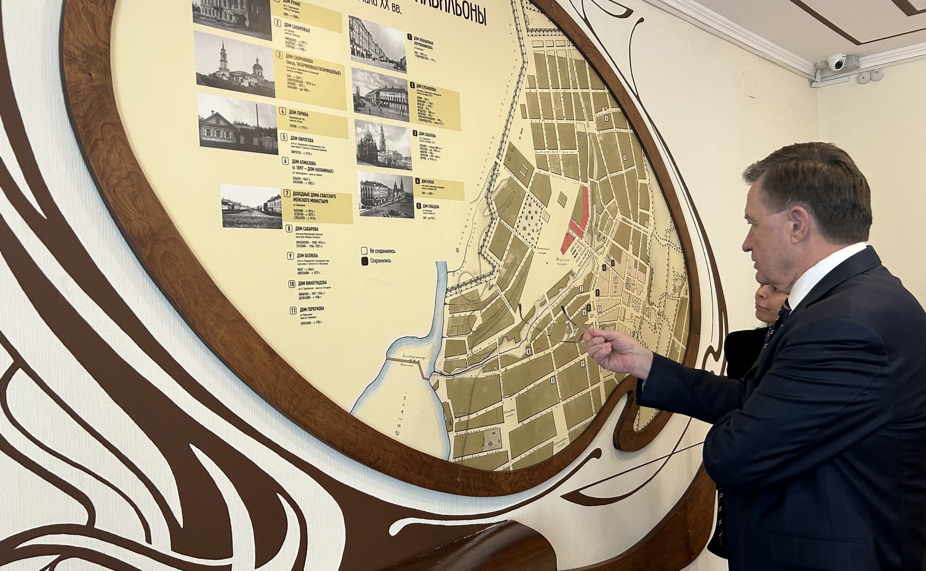 Сергей Рябухин в ходе рабочей поездки посетил музей «Симбирская фотография» где открылась новая выставка «Крылья»