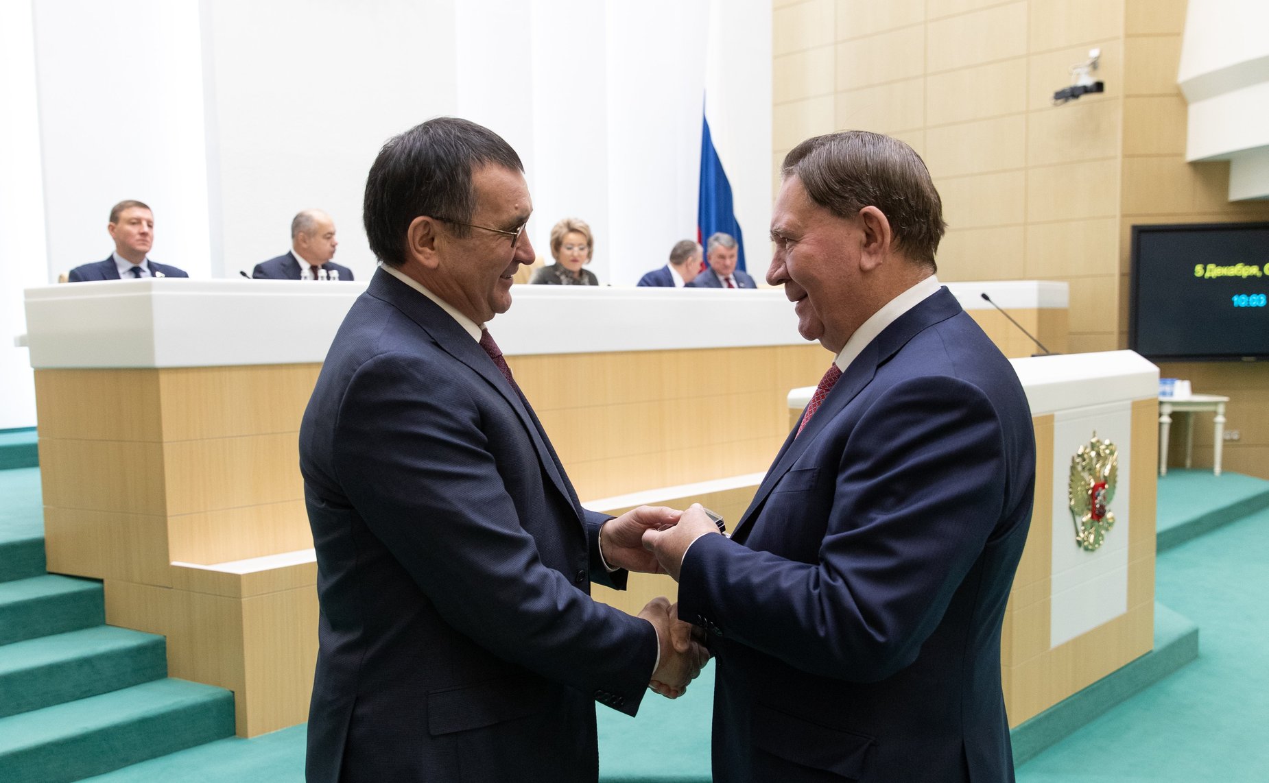 Николай Федоров вручает удостоверение члена Совета Федерации