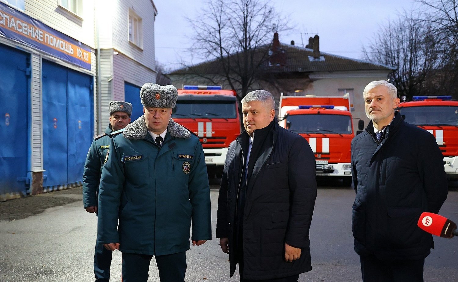 Евгений Дитрих в Великом Новгороде исполнил новогоднее желание ребёнка и поздравил сотрудников МЧС