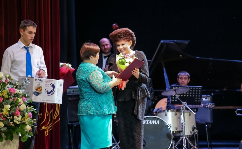 В. Петренко наградила матерей Приморья