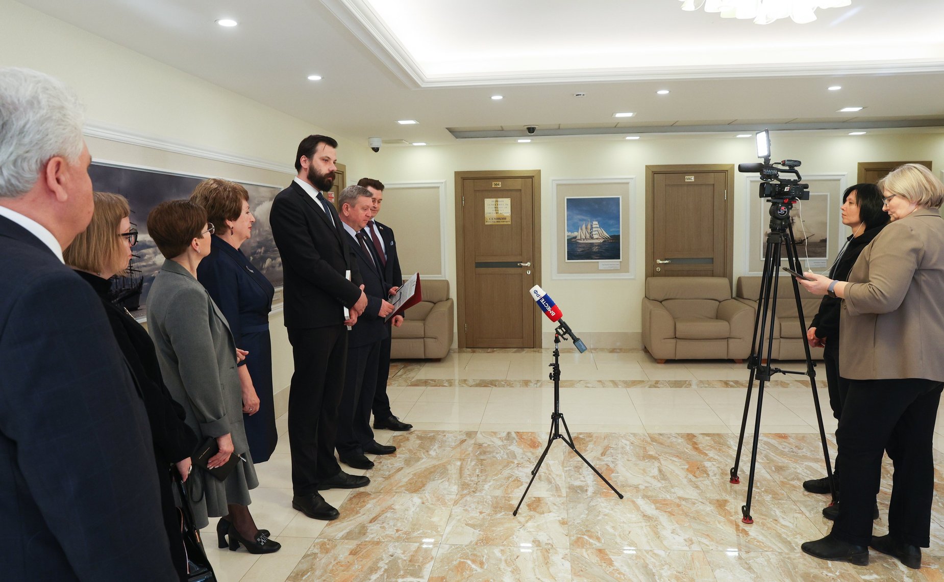 В Совете Федерации проходит выставка картин «Портрет семьи»