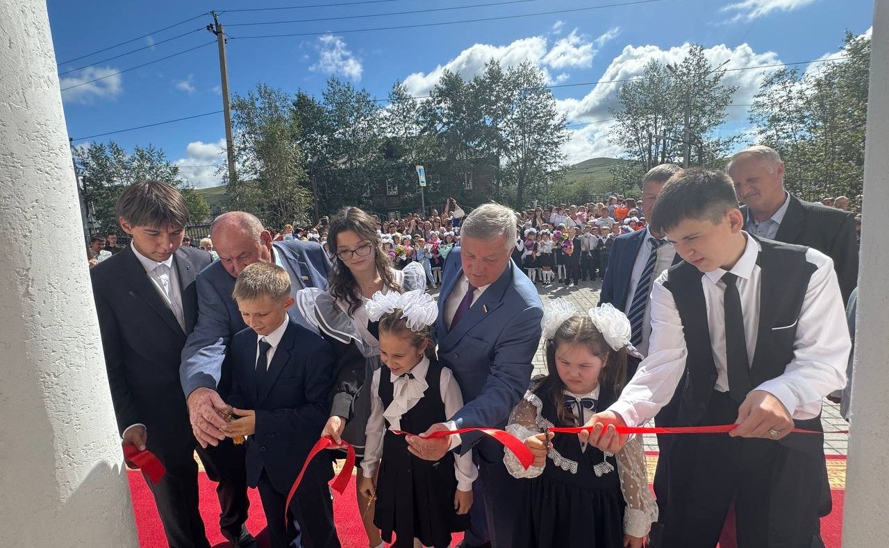 Сергей Михайлов поздравил с Днем знаний педагогов и учеников школы №63 поселка Чернышевск