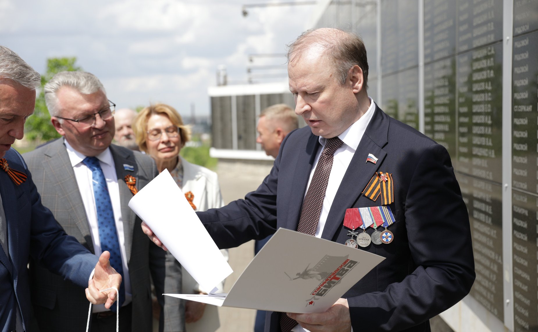 В целях увековечивания памяти участников Великой Отечественной войны, ушедших на фронт из Свердловской области, принимавших участие в Сталинградской битве, на Мамаевом кургане состоялась церемония открытия памятного знака