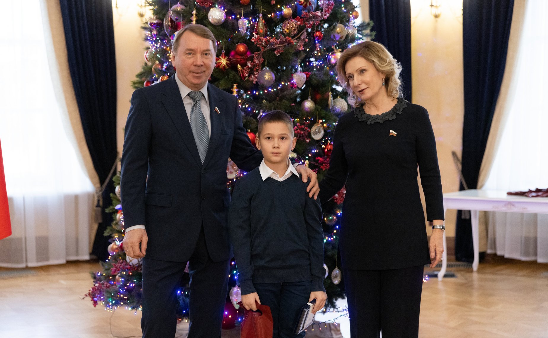 Инна Святенко и Владимир Кожин вручили награды детям-героям