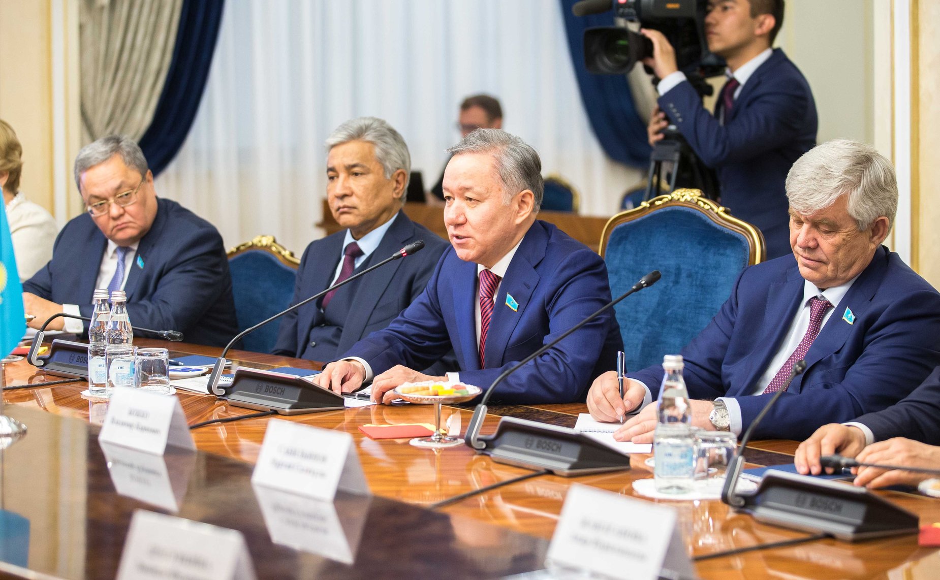 Встреча И. Умаханова с Председателем Мажилиса Парламента Республики Казахстан Н. Нигматулиным