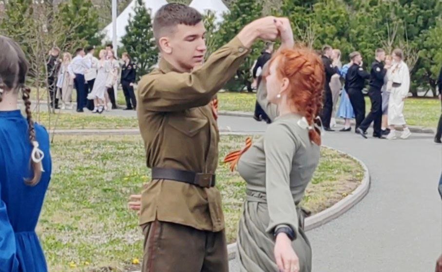 Александр Ролик во Владивостоке, в кампусе Дальневосточного федерального университета принял участие в патриотической акции «Международный Вальс Победы»