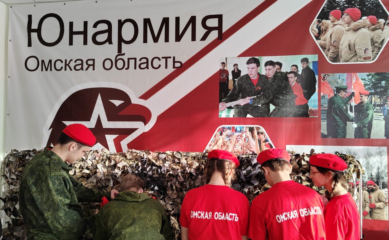 Дмитрий Перминов в ходе работы в регионе принял участие в торжественной церемонии посвящения в юнармейцы и познакомился с работой патриотической организации