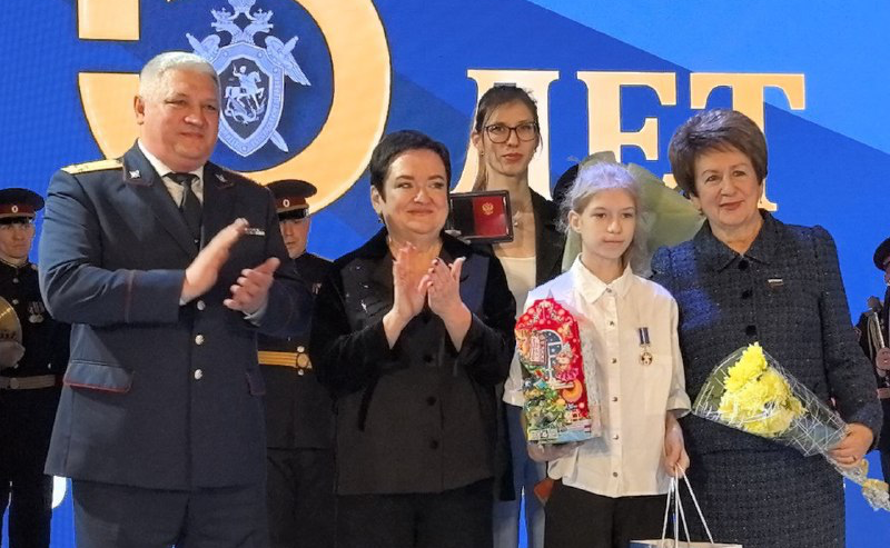 Лариса Мельник и Екатерина Алтабаева вручили Каролине Скакалиной медаль Совета Федерации «За проявленное мужество»