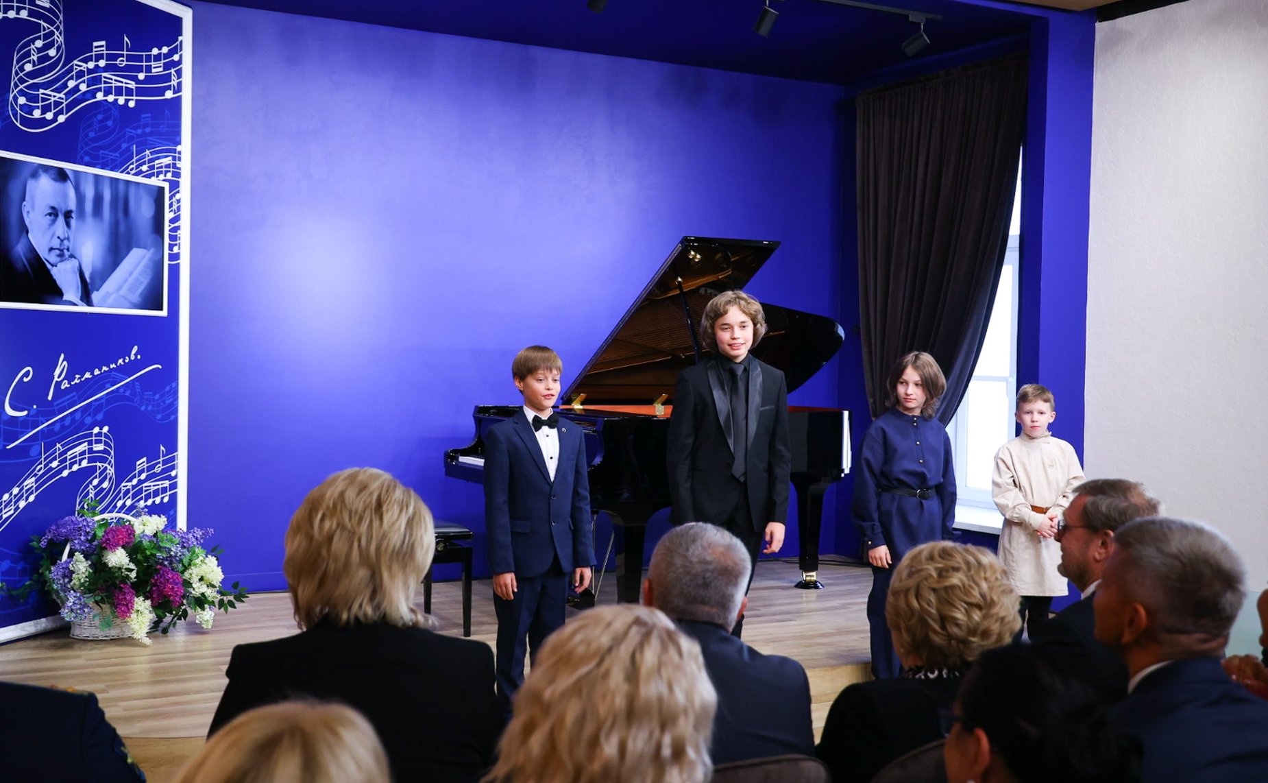 В рамках работы Х Парламентского форума «Историко-культурное наследие России» в Великом Новгороде Валентина Матвиенко посетила детскую общеобразовательную школу имени Г.Р. Державина и Дом музыки имени С.В. Рахманинова