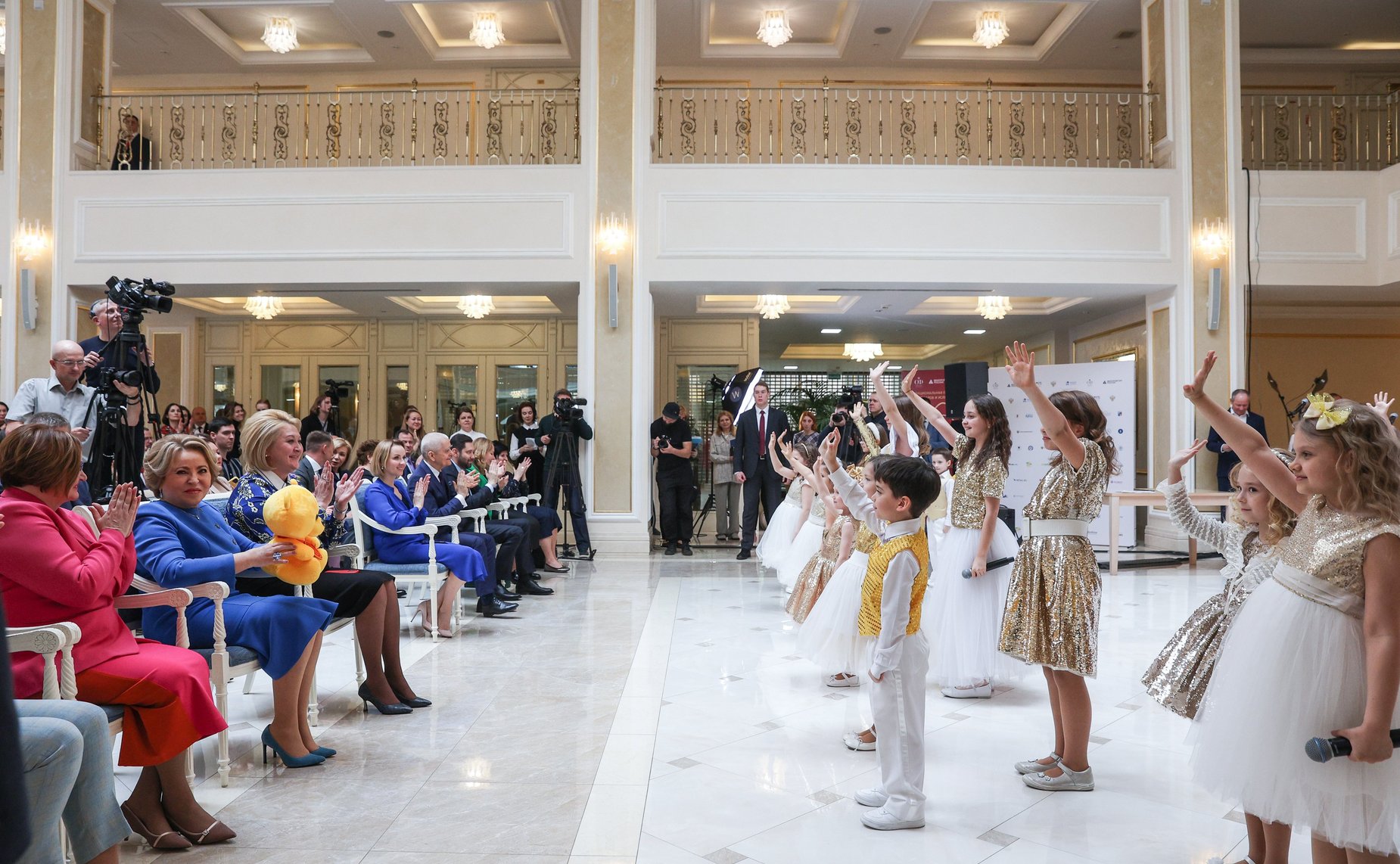 Валентина Матвиенко провела торжественную церемонию награждения лауреатов Национальной премии в сфере товаров и услуг для детей «Золотой медвежонок»