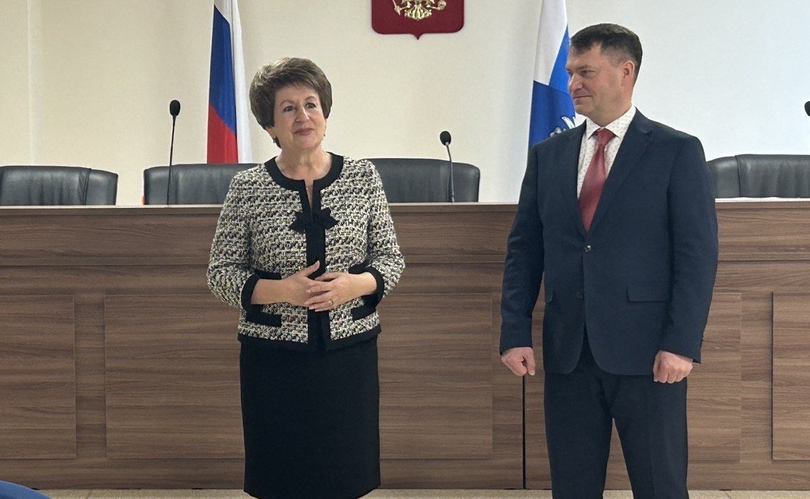 Екатерина Алтабаева на встрече с сотрудниками Управления Федеральной налоговой службы по городу Севастополю вручила Благодарность Председателя Совета Федерации