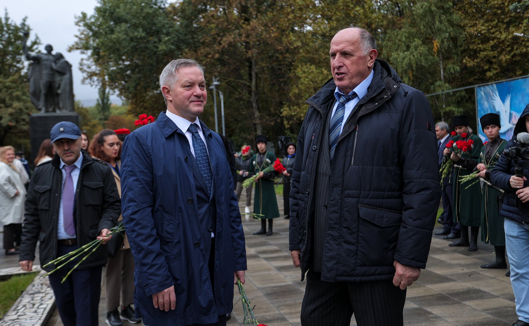 Сенаторы РФ возложили цветы к мемориалу Воину-освободителю в парке им. Ленинского комсомола в Махачкале (фото пресс-служба Министерства экономики и территориального развития Республики Дагестан)