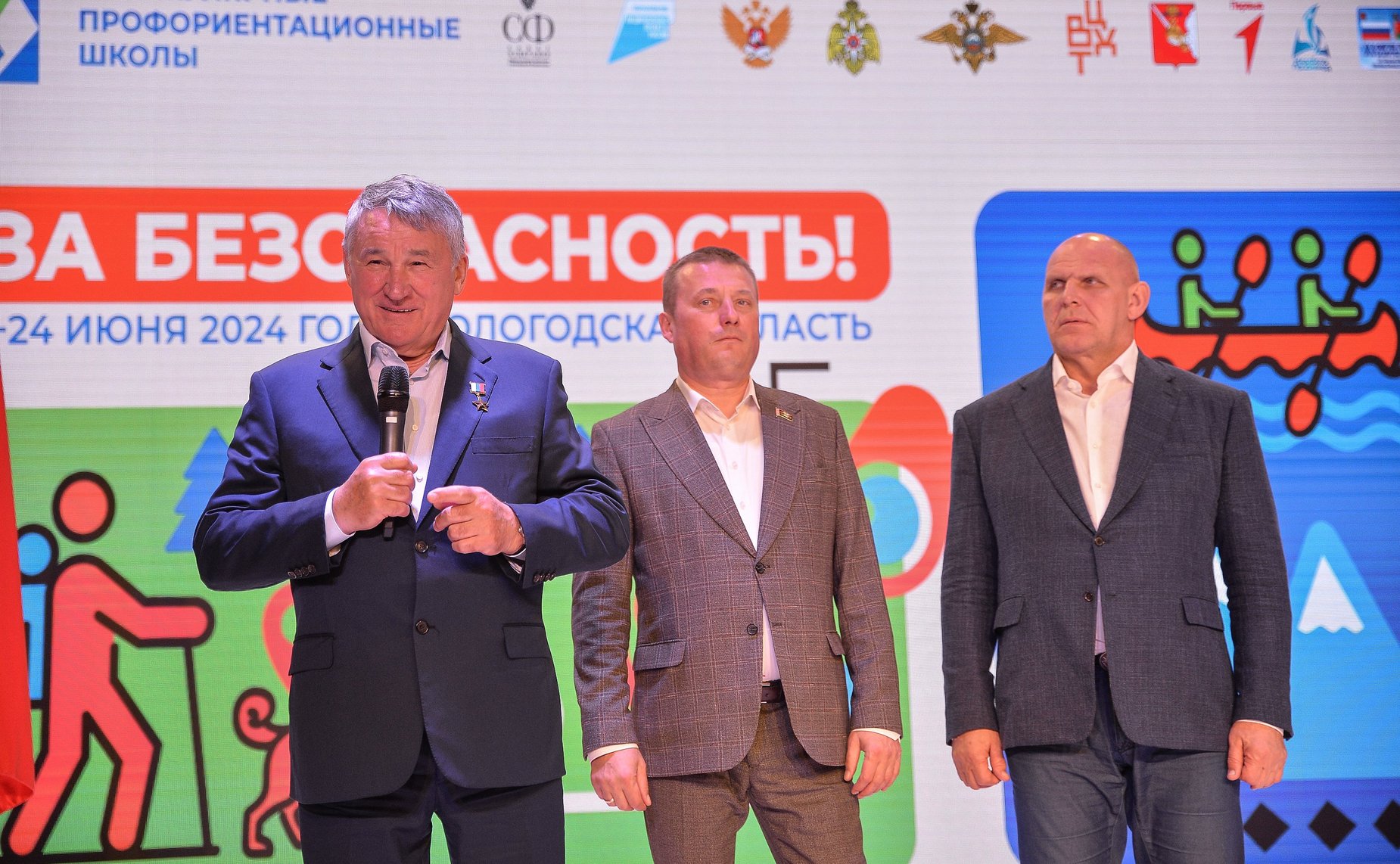 Юрий Воробьев принял участие в мероприятиях каникулярной профориентационной школы «За безопасность!», прошедших в рамках XI Форума регионов Беларуси и России на базе арктического спасательного учебно-научного центра «Вытегра»