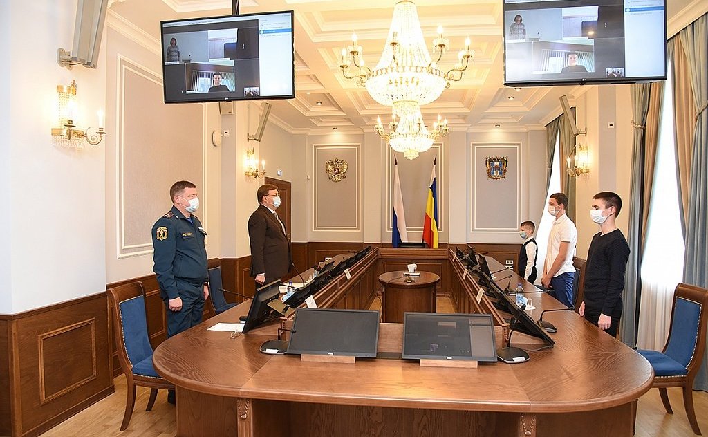 Ирина Рукавишникова вручила награду и поощрения СФ юным героям Ростовской области