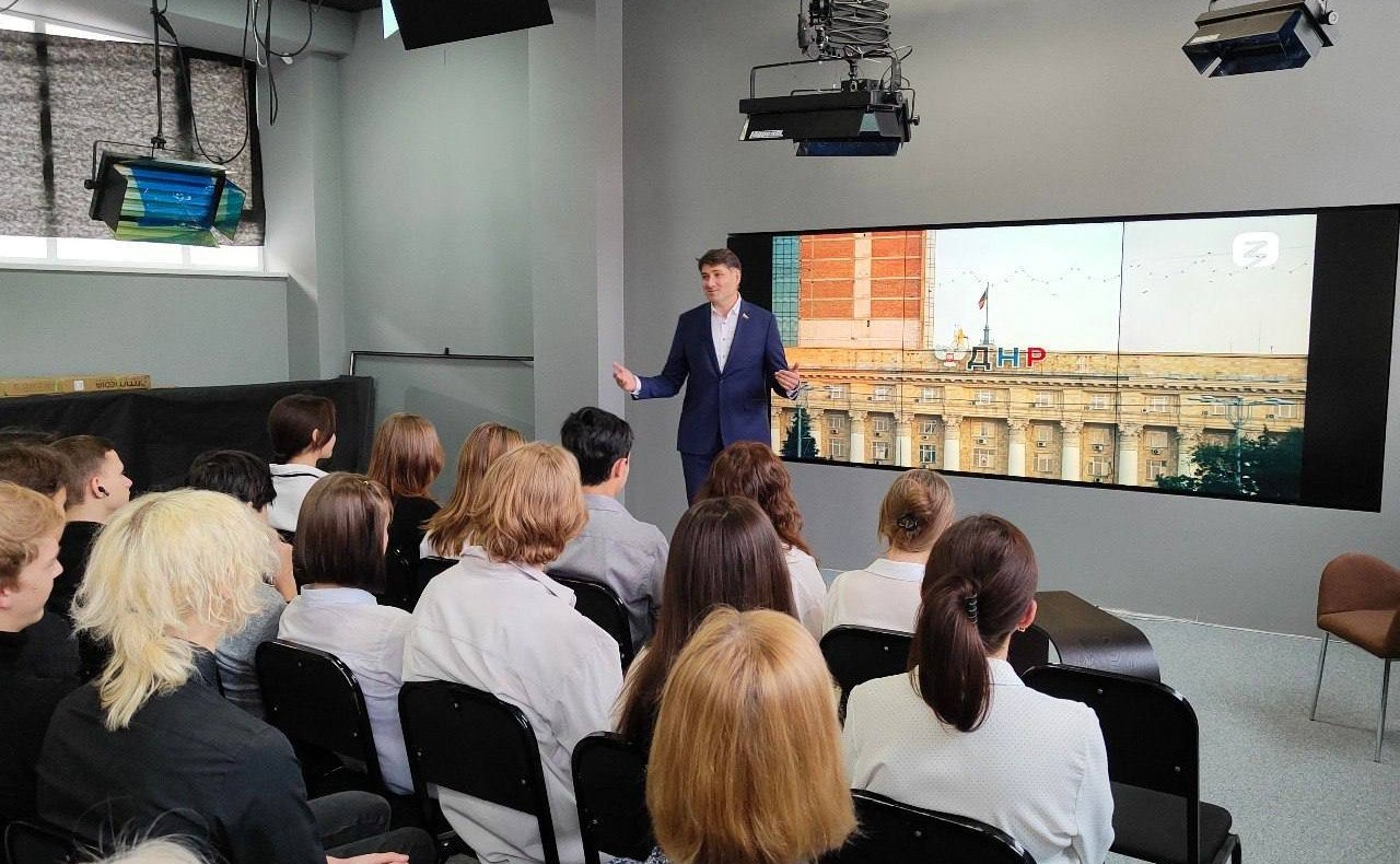 Владимир Пушкарёв встретился со школьниками и студентами, посмотрел вместе с ними фильм, посвященный волонтёрам Донбасса