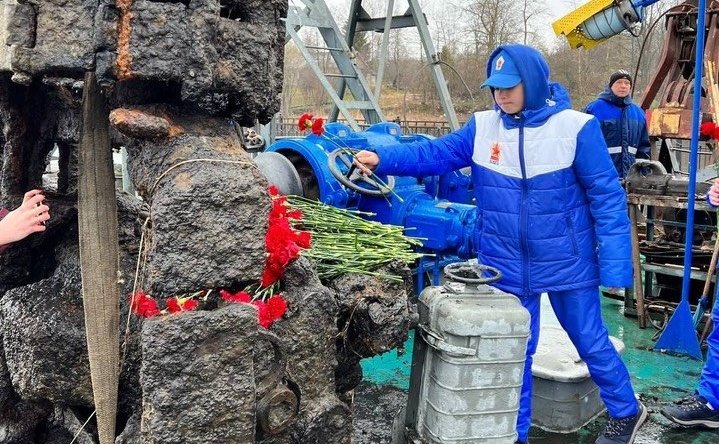 Торжественная церемония поднятия со дна Невы артиллерийского тягача «Сталинец», который затонул во время боя в ходе операции «Искра» по прорыву блокады
