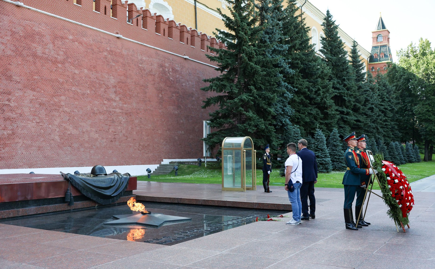 Культурно-образовательный проект «Поезд памяти». Москва. Торжественное возложение цветов у Могилы Неизвестного Солдата в Александровском саду