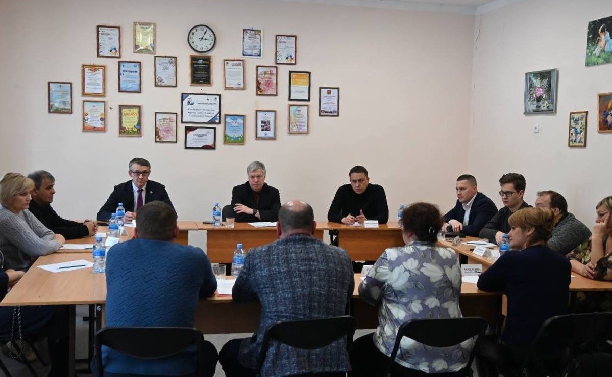 В Тереньгульском районе Ульяновской области прошла встреча районных активистов с губернатором Алексеем Русских, сенатором РФ Айратом Гибатдиновым и депутатами местного Совета Депутатов