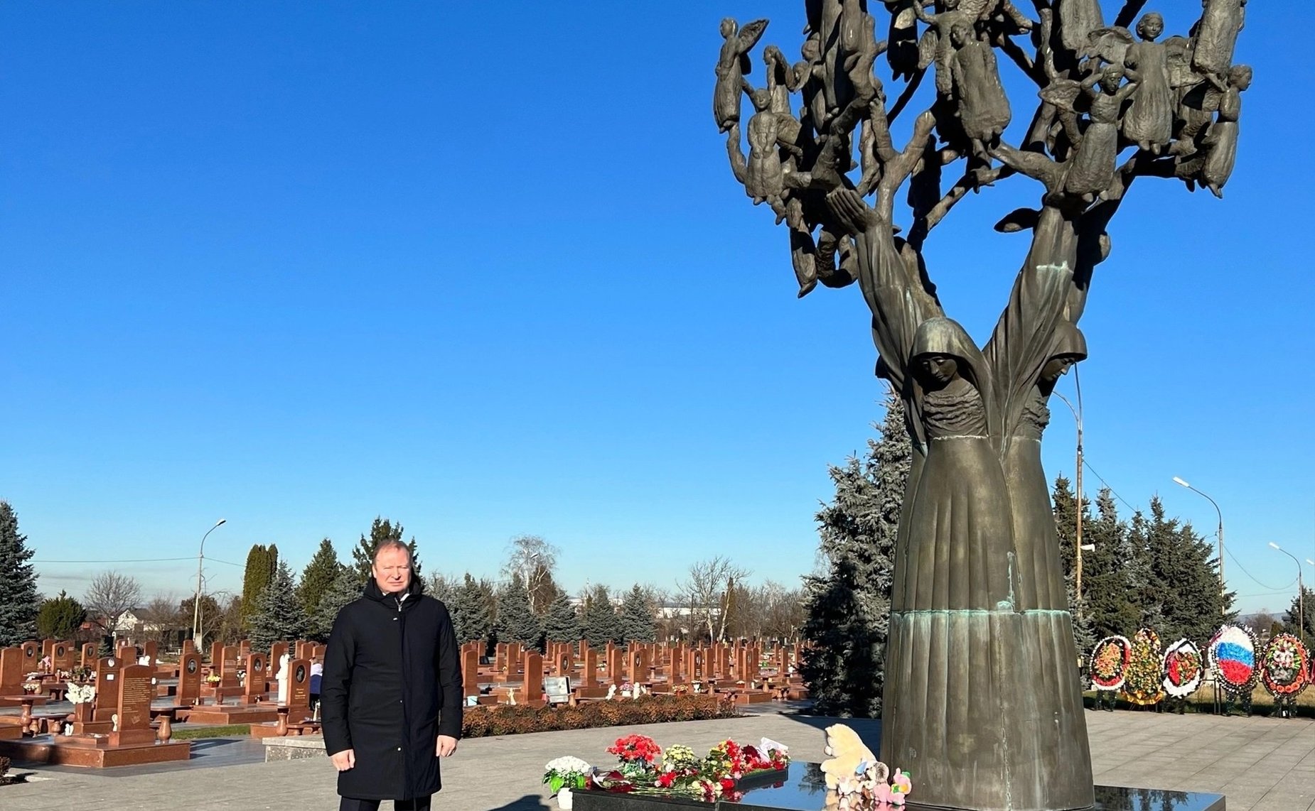 Виктор Шептий возложил цветы к памятнику «Древо скорби» и памятнику бойцам спецназа, погибшим при штурме Бесланской школы № 1