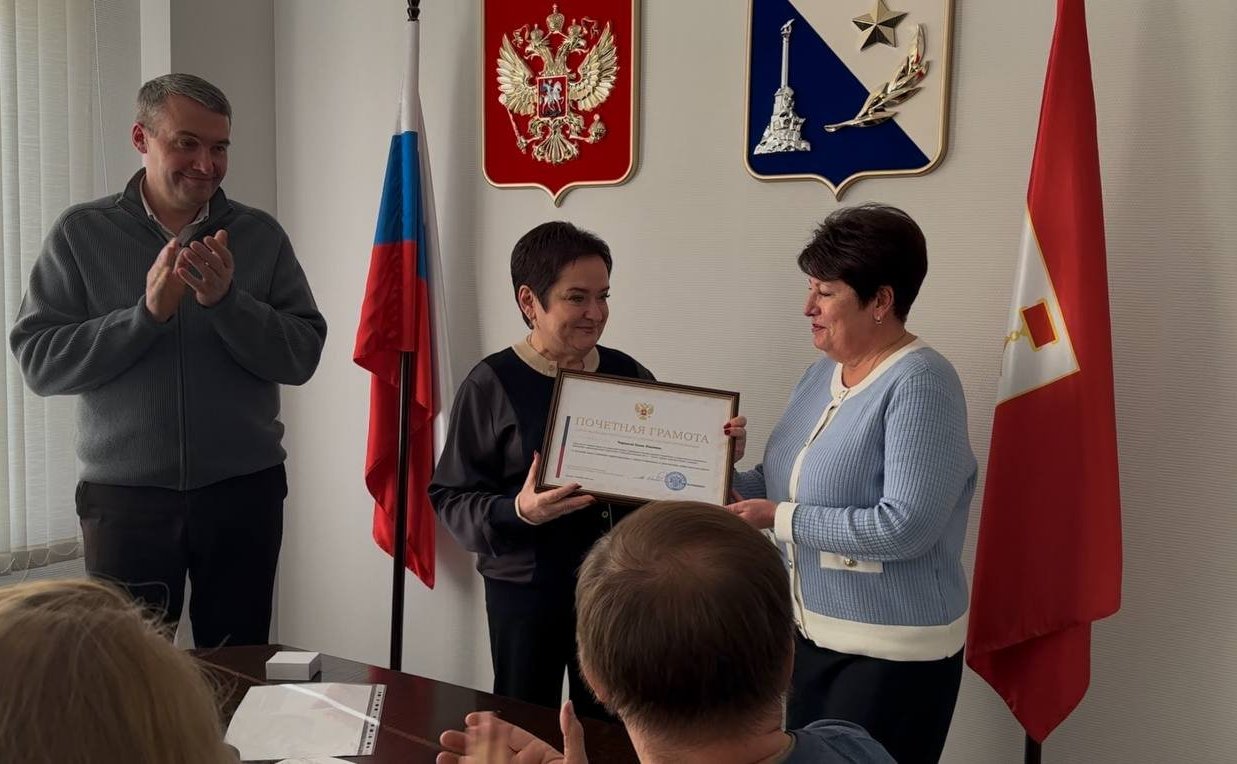 Лариса Мельник вручила Почётную грамоту Совета Федерации Елене Череватой