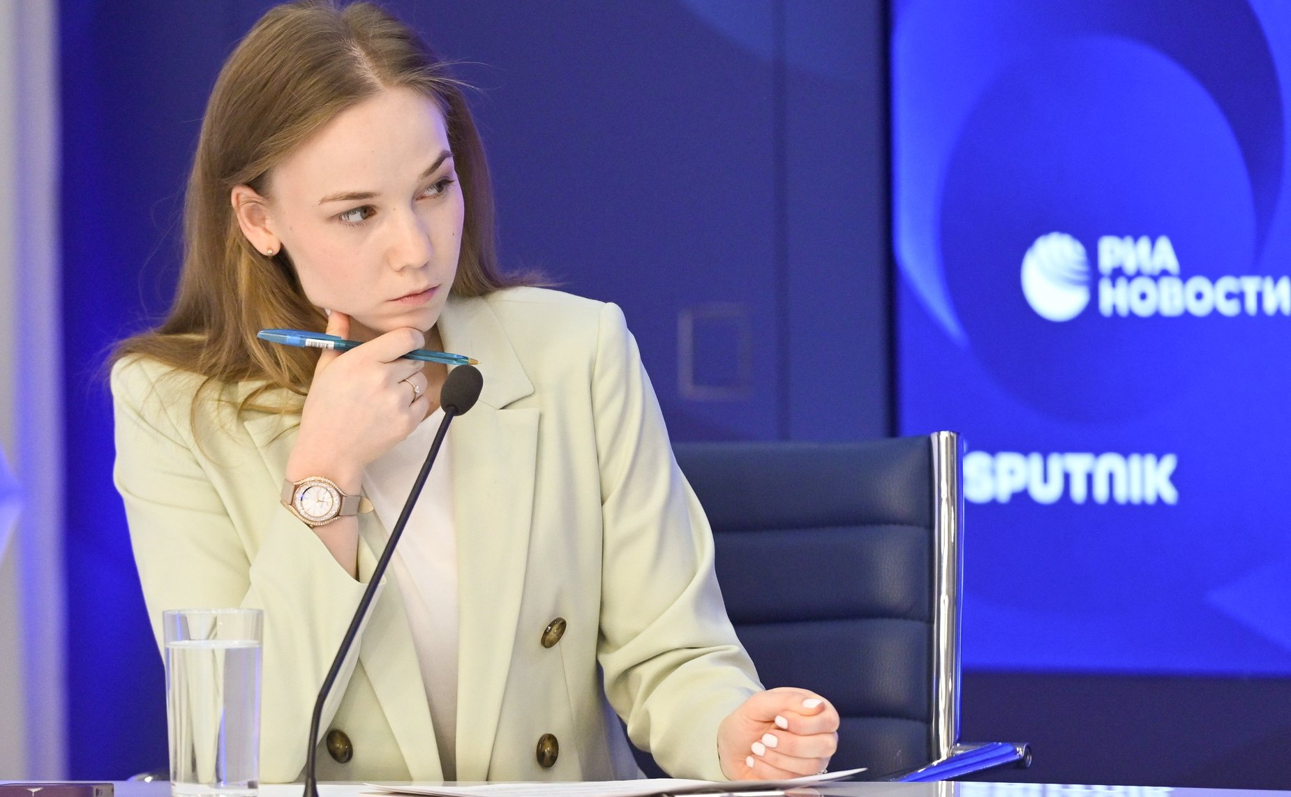 В ММПЦ «Россия сегодня» состоялся брифинг первого заместителя председателя Комитета Совета Федерации по бюджету и финансовым рынкам Александра Шендерюка-Жидкова по итогам осенней сессии