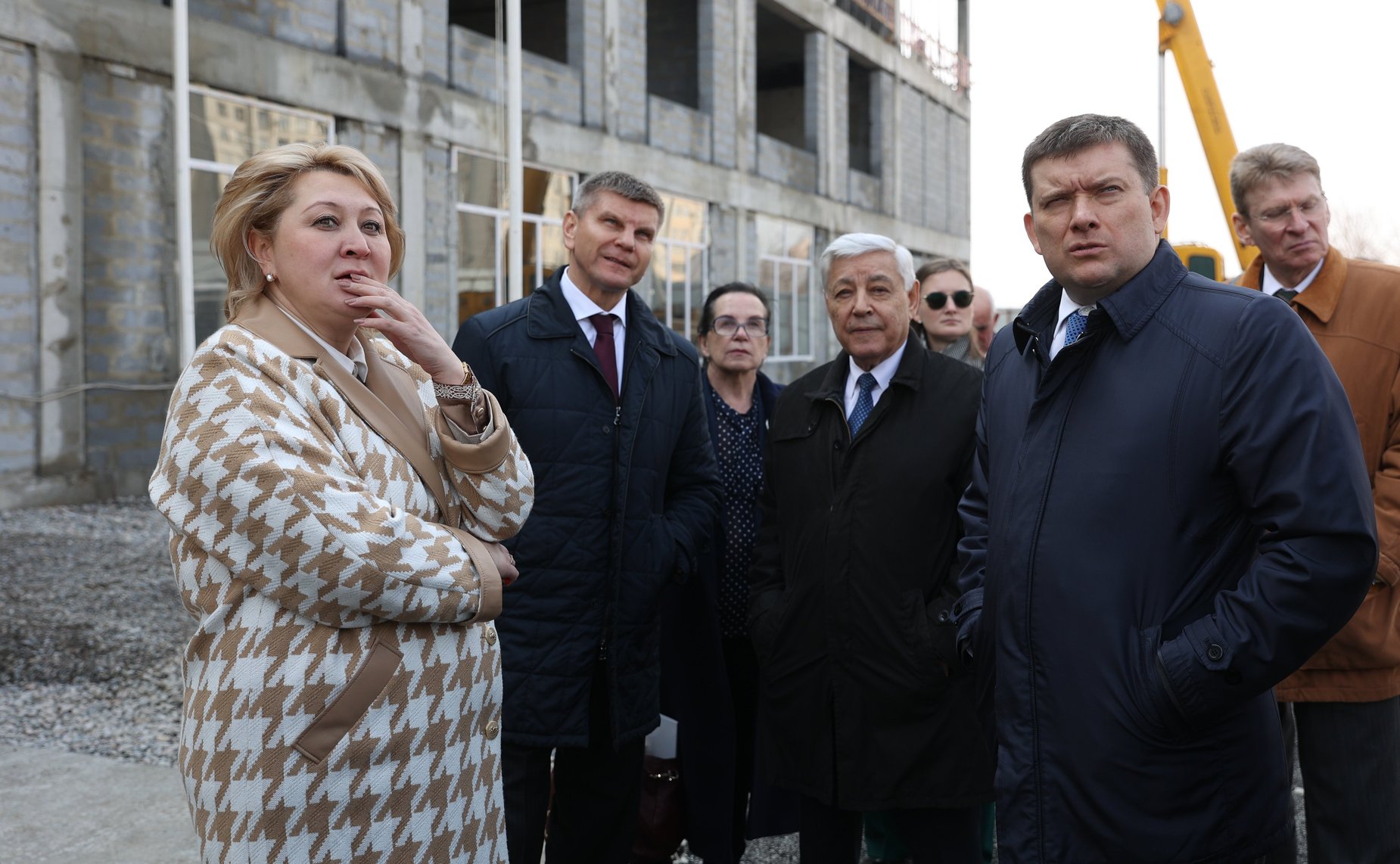 Осмотр строительства нового образовательного учреждения, в котором будет осуществляться обучение и на русском языке