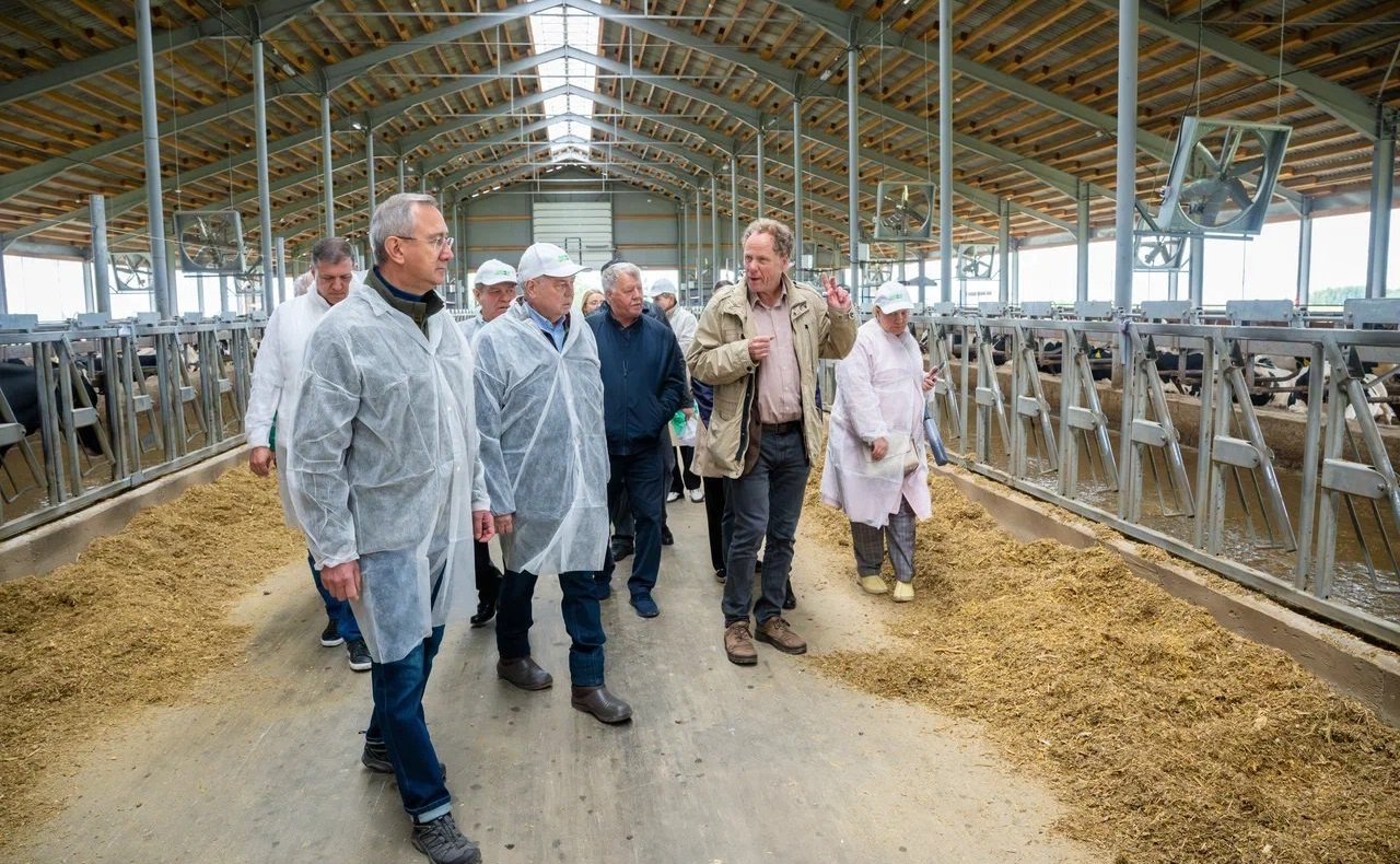 Анатолий Артамонов в селе Пеневичи Хвастовичского района Калужской области принял участие в торжественном открытии нового современного животноводческого комплекса
